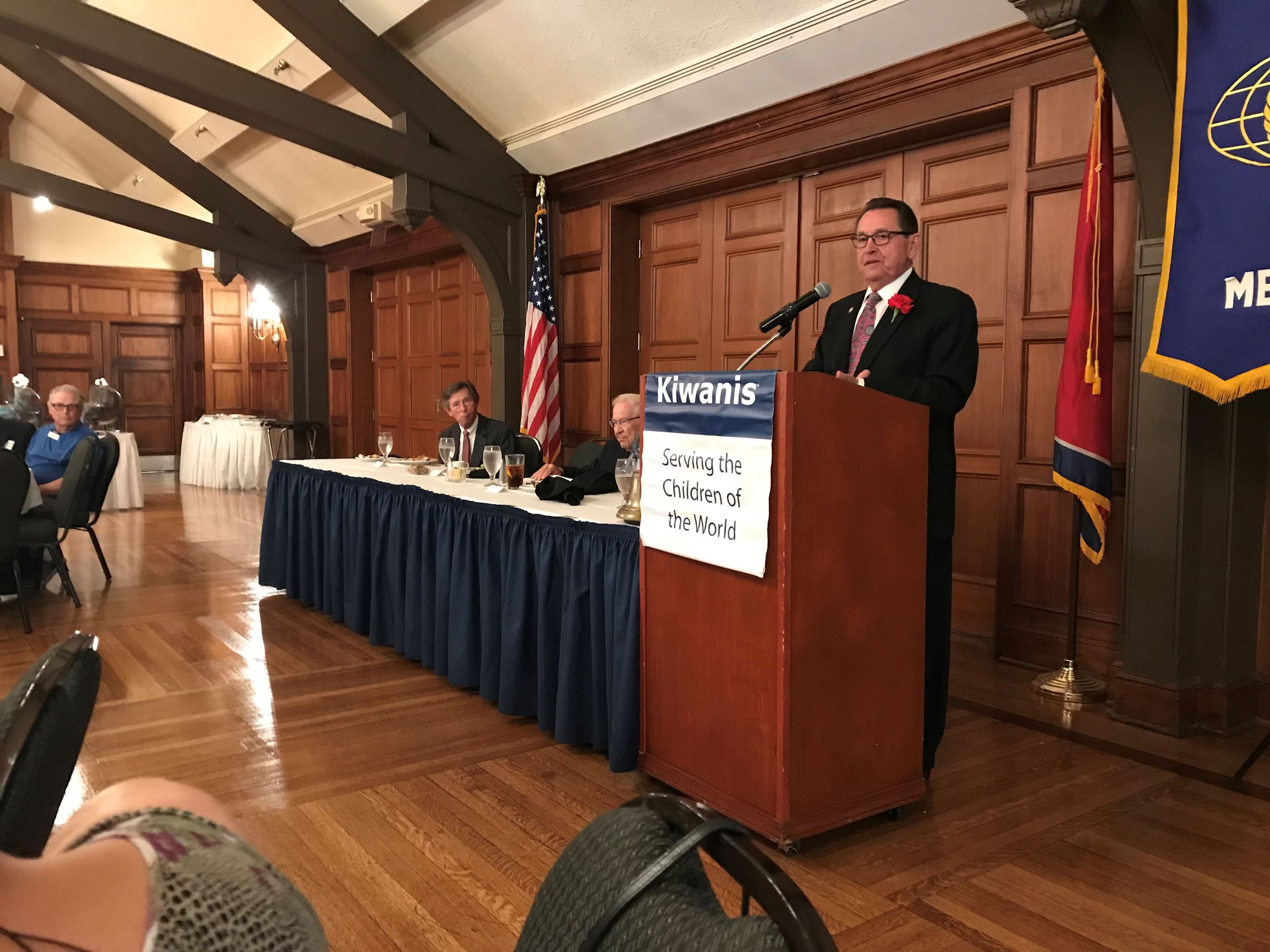Mayor Harold Perrin addresses Kiwanis Club of Memphis.