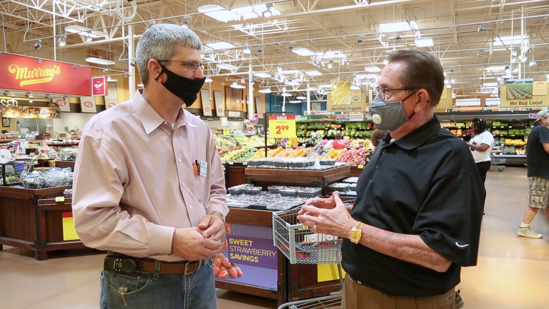 Mayor Perrin talking to Manager Klynt Carver in Kroger