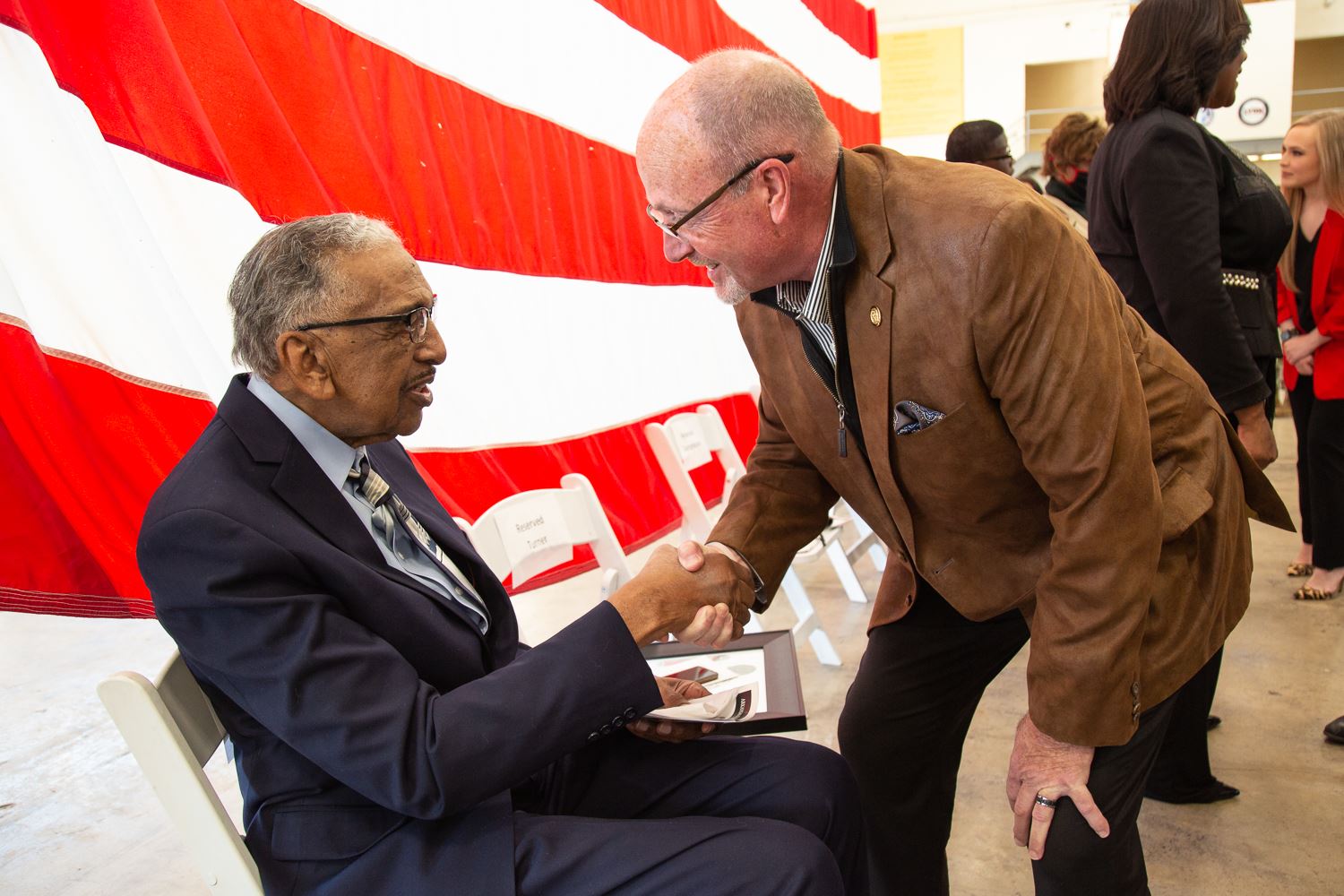 Mayor Copenhaver shaking hand of LTC Turner