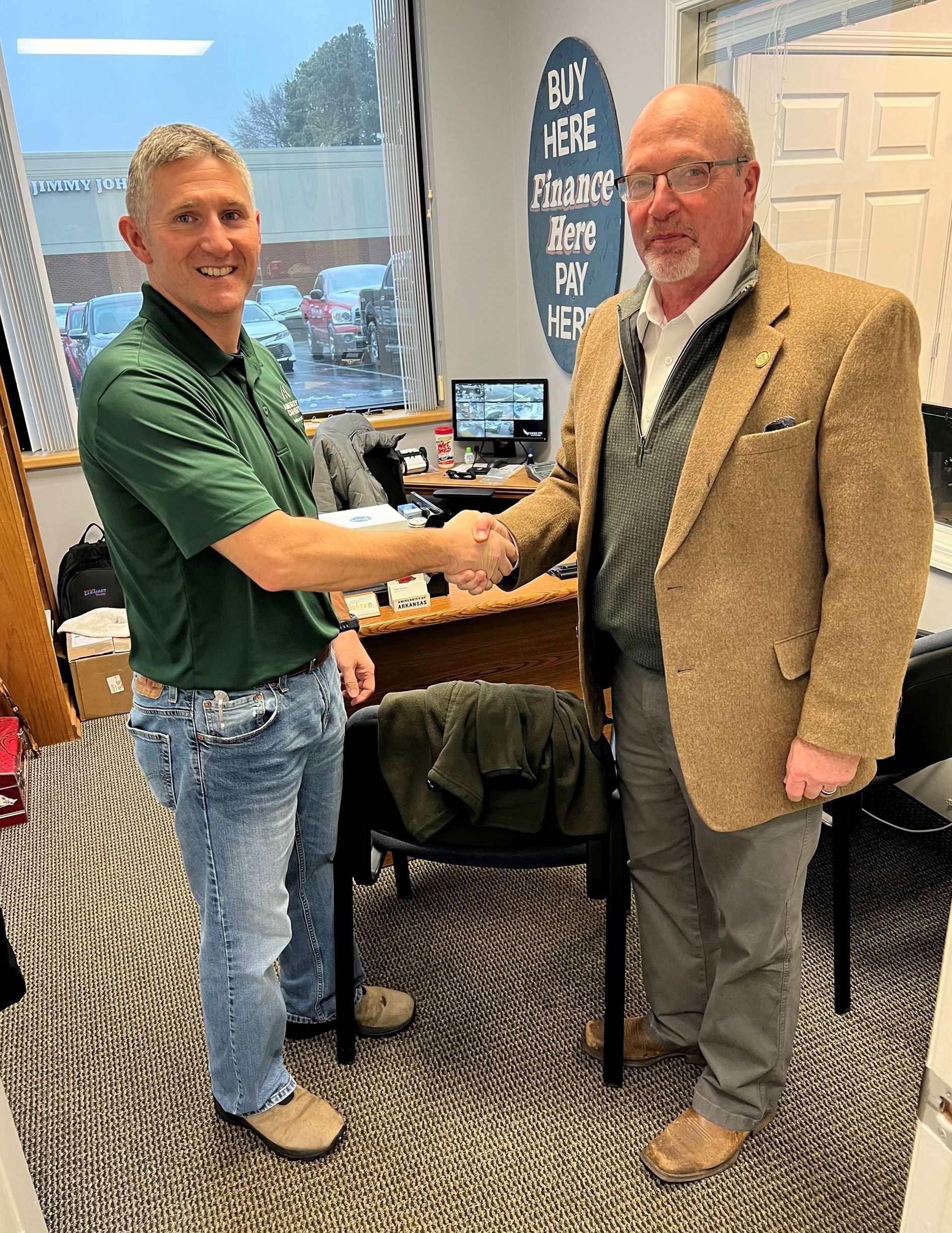 Mayor Copenhaver shaking hands with Todd Dodson